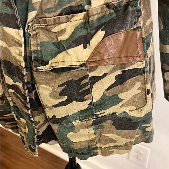 Camouflage Green and Brown Utility Jacket with Collared Neckline and hood - Picture 10 of 11